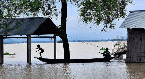 Hindistan'da etkili olan sellerde en az 250 kişi öldü