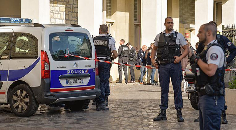 Fransa'da iki otobüs durağına yapılan araçlı saldırıda bir kişi öldü