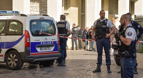 Fransa'da iki otobüs durağına yapılan araçlı saldırıda bir kişi öldü