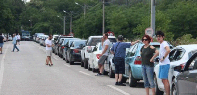 Sınır kapılarında kuyruklar uzadıkça uzadı