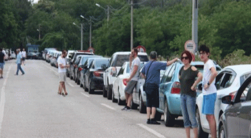 Sınır kapılarında kuyruklar uzadıkça uzadı
