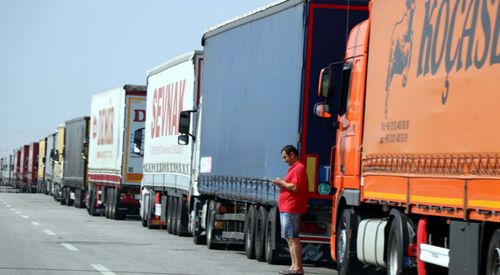 Gümrük kapısında 10 kilometrelik kuyruk