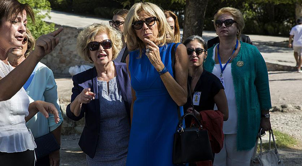 Brigitte Macron'un giyim tarzına karşı imza kampanyası başlatıldı