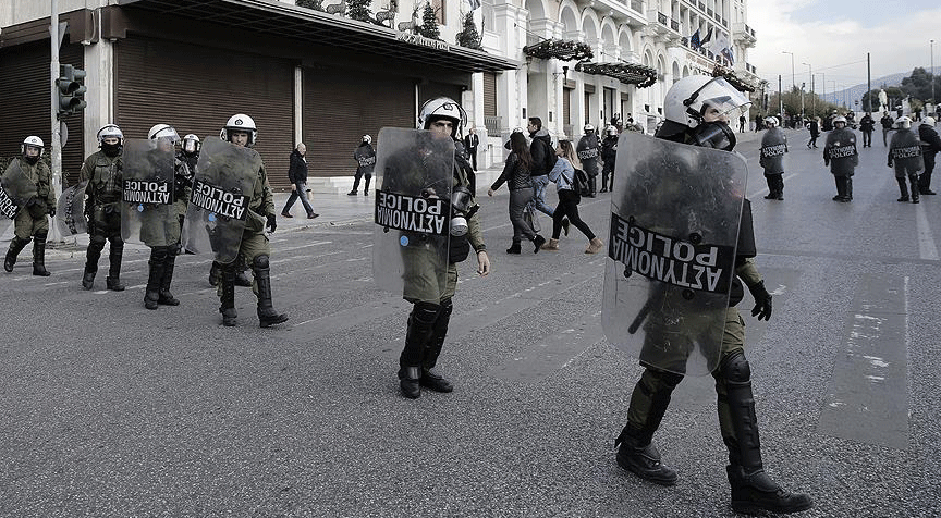 Atina'da İspanya Büyükelçiliğini bastılar