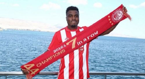 Olympiakos'ta oynayan Emenike'yi soydular