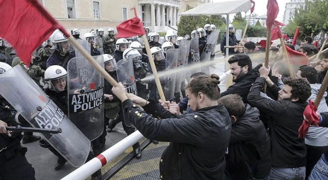 Parlamentoya girmek isteyen öğrenciler polisle çatıştı