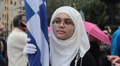 "Resmi geçit törenlerinde göçmen çocuklarına yapılan ırkçı saldırıları kınıyoruz"