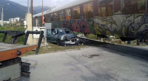 İskeçe'de tren arabaya çarptı: 1 yaralı