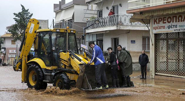 Atina'da selzedeler yaralarını sarmaya çalışıyor