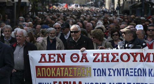 Atina'da doktorlar ve emekliler sokağa döküldü