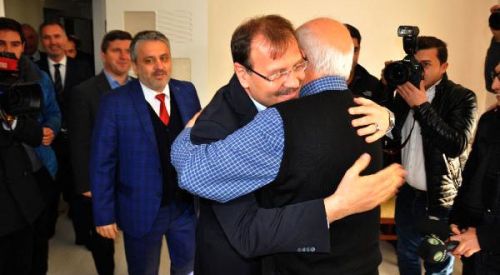 Hakan Çavuşoğlu, ortaokul öğretmenini ziyaret etti