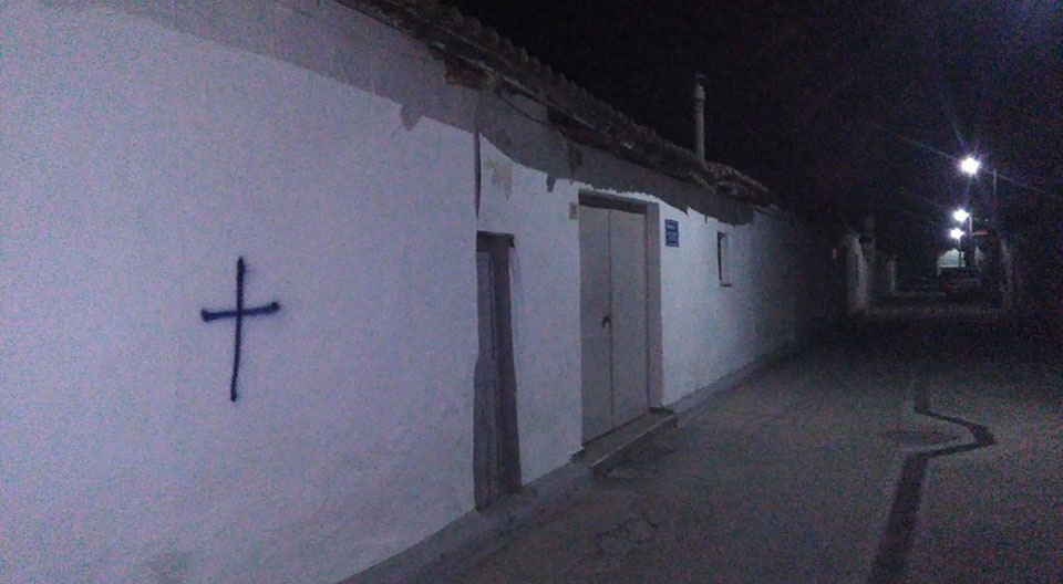 Batı Trakya'da ırkçı terör! Türklerin evlerini haçla işaretliyorlar