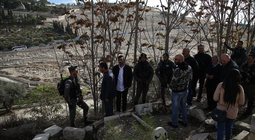 Müslüman mezarlığını bastılar