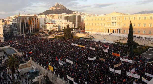 Halk hükümeti protesto etmek için yürüdü
