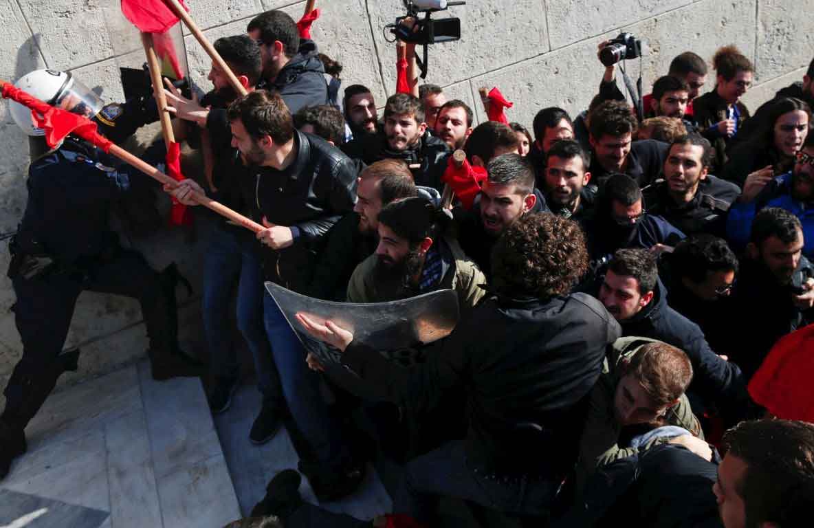 Hükümeti protesto eden göstericilerle polis arasında arbede