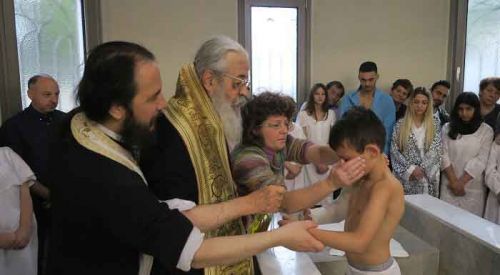 Yunanistan'da Kilisenin 'telkin okulları' ile yüzlerce kişi vaftiz ediliyor