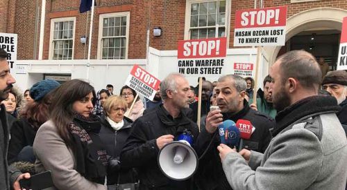 Londra'da Türk gencinin bıçaklı saldırıda öldürülmesine tepki