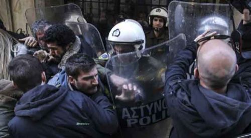 Atina'da 'haciz' protestosuna polis müdahalesi