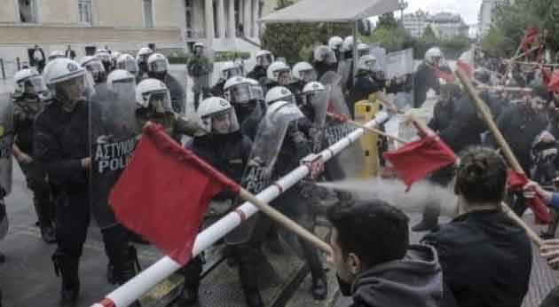 Atina'da "haciz" protestosunda arbede