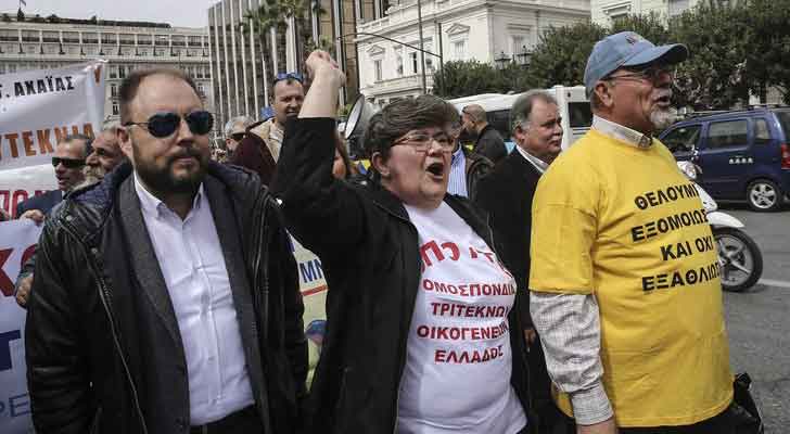 Zor durumdaki aileler Başbakanlık Konutu ve Çalışma Bakanlığına yürüdü