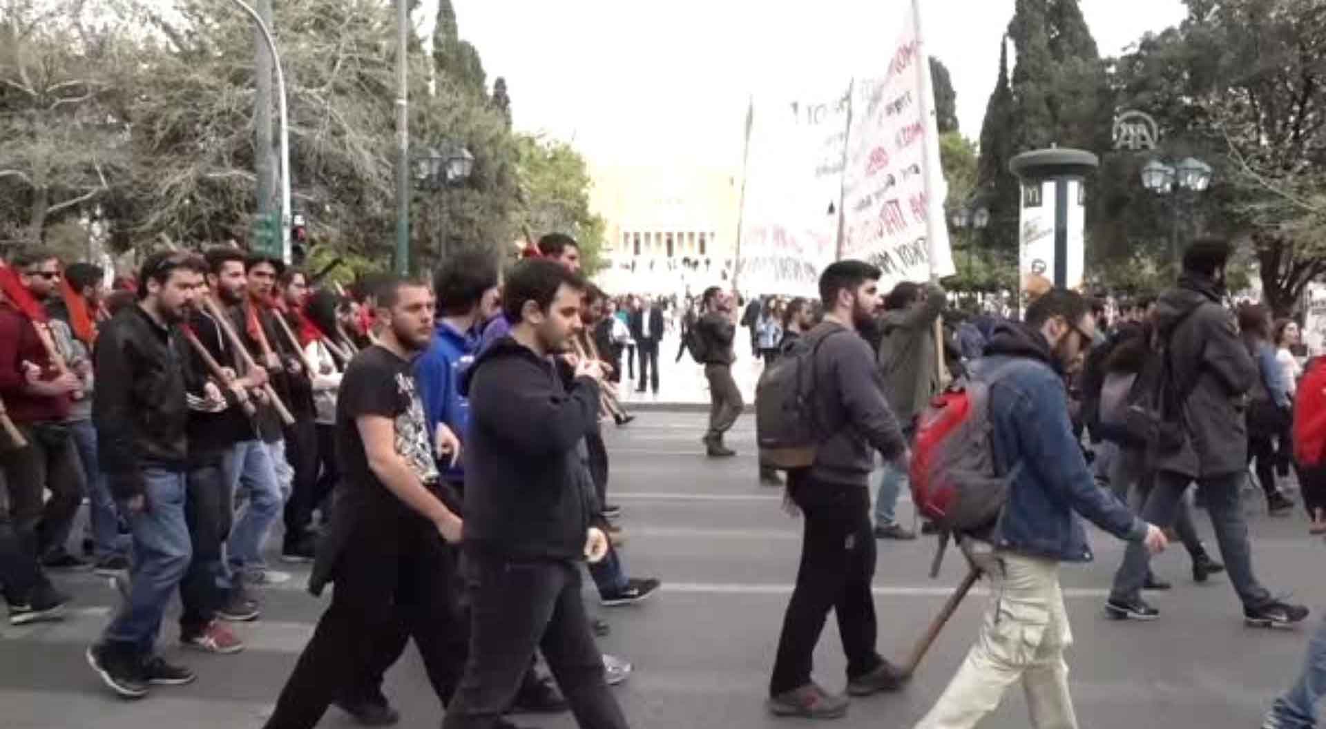 Atina'da eğitim sistemi protesto edildi