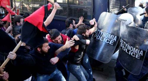 Polis Atina'da yürüyen öğretmenlere müdahale etti