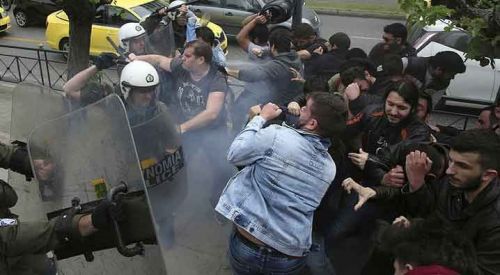 Atina'da savaş karşıtı gösteride arbede