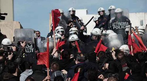 Atina'da savaş karşıtları meydanlara indi