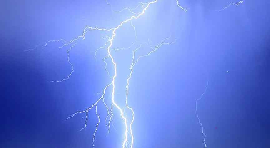 13 saatte 36 bin 749 yıldırım düştü