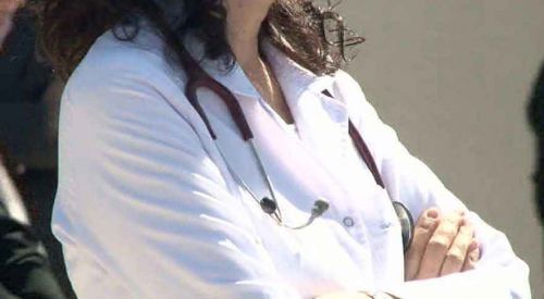 İslam düşmanı doktor çocuğa bakmayı reddetti