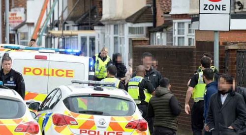 Araç cami önündeki yayalara çarpıp kaçtı