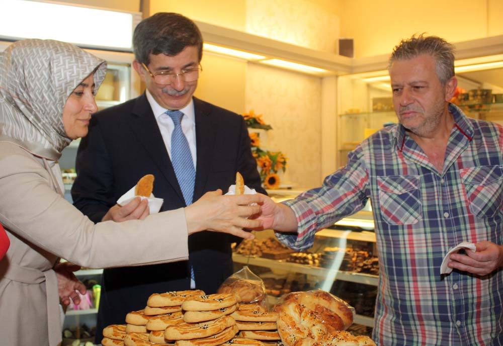 Davutoğlu, Atina'da İstanbul kökenli Rumlar ile görüştü