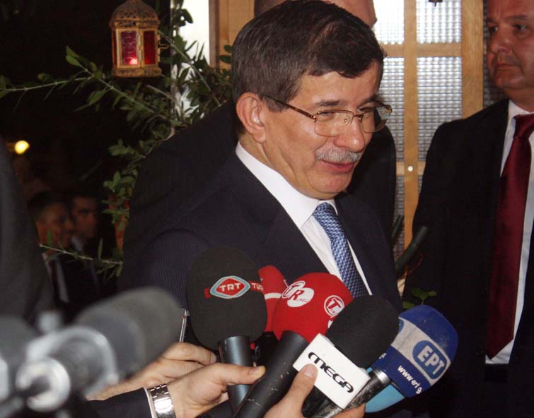 T.C. Dışişleri Bakanı Davutoğlu'nun Atina ziyareti Yunan basınında geniş yer buldu