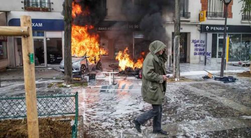 Paris'te sokaklar karıştı