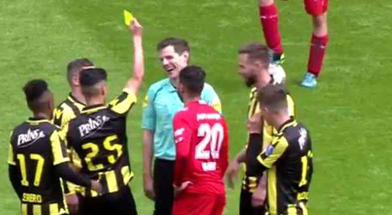 Futbolcudan hakeme sarı kart!