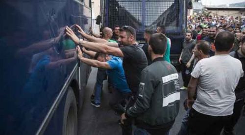 Sığınmacıları istemeyen Midilli sakinleri polisle çatıştı