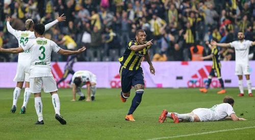 Fenerbahçe zirve yarışından kopmadı